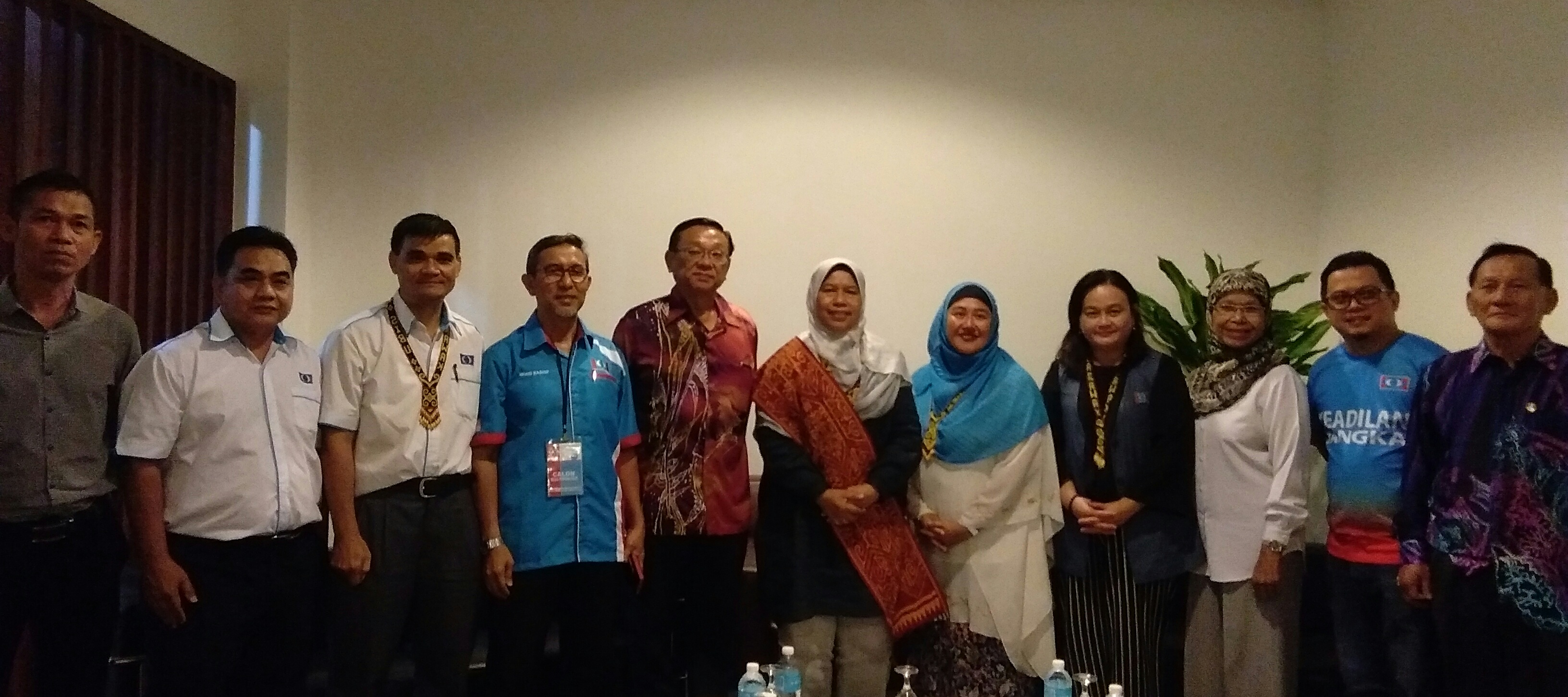 WOMEN PKR chief Zuraida Kamaruddin (centre) in a photo with several PKR members after a press conference in Sibu on Sunday night.