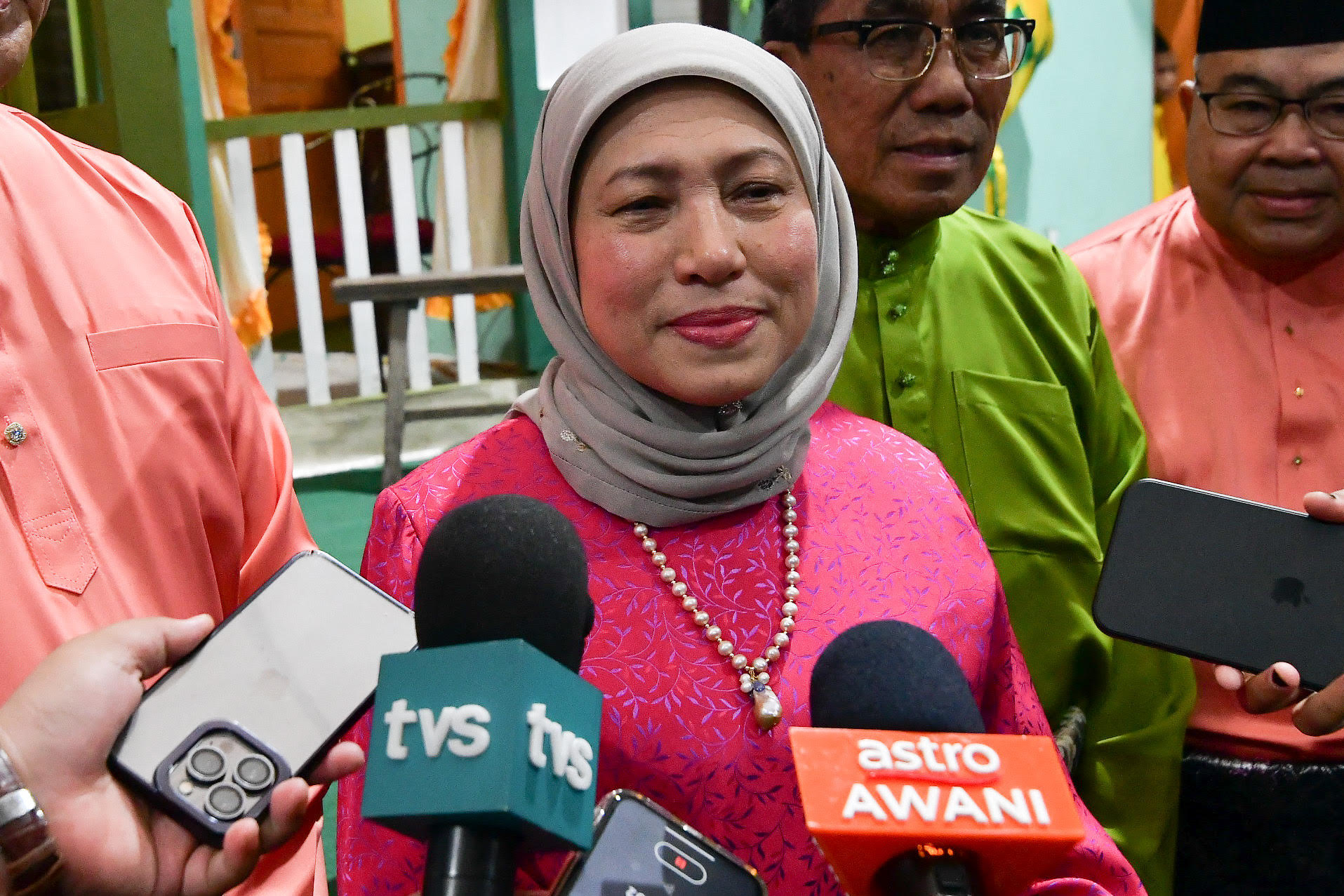 Nancy-fourth-left-with-Abdul-Rahman-third-left-and-others-perform-a-gimmick-to-officate-Santubong-Parliament-Hari-Raya-gathering-at-Dewan-Kampung-Pulo-Ulu